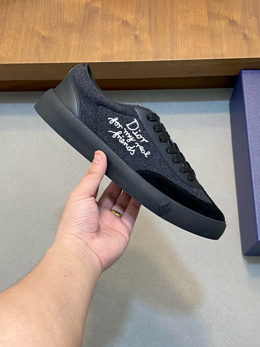 Factory price: 420💰Dior Crafted from navy and white jacquard with Oblique print and suede panels, it features a distinctive padded tongue embossed with the Dior signature, wide navy mohair laces and brass eyelets with a matte tonal finish. White rubber sole with Dior Oblique pattern, enhanced by a contrasting Dior 30 Avenue Montaigne signature on the rear. It can add fashionable temperament to casual looks. Exquisite packaging at the delivery counter 🛍📦 ▪️ Fabric: Original customized Oblique presbyopia + cowhide ▪️ Lining: Original customized sheepskin + breathable mesh ▪️ Sole: Original molded anti-slip rubber material ▪️ Bottom thickness: 4CM ▪️ Size: Men's 38-45 (38, 45, 46 customized)